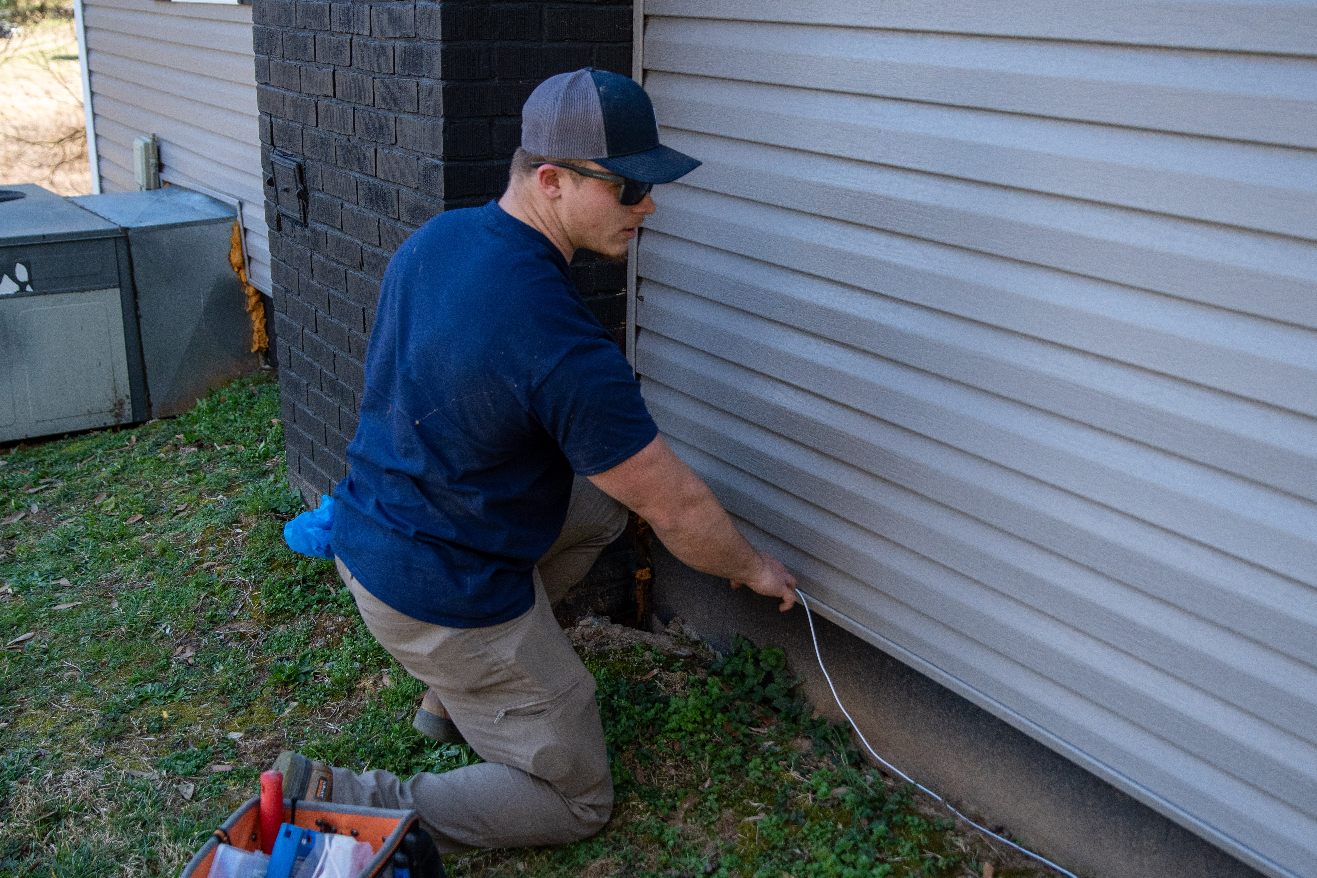 KUB Fiber tech installing fiber wires around a home